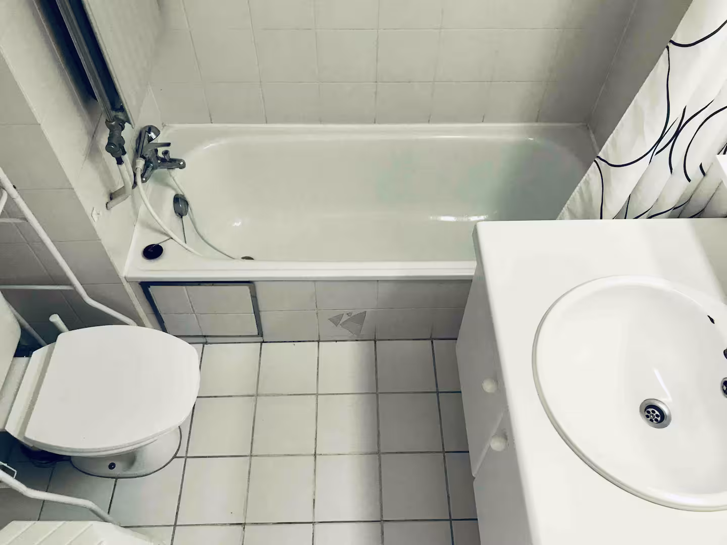 Salle de bain avec baignoire